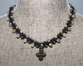 Collier "Mystique" en macramé de coton ciré, perles bronzes et irisées taupe et pendentif croix couleur bronze