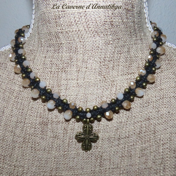 Collier "Mystique" en macramé de coton ciré, perles bronzes et irisées taupe et pendentif croix couleur bronze