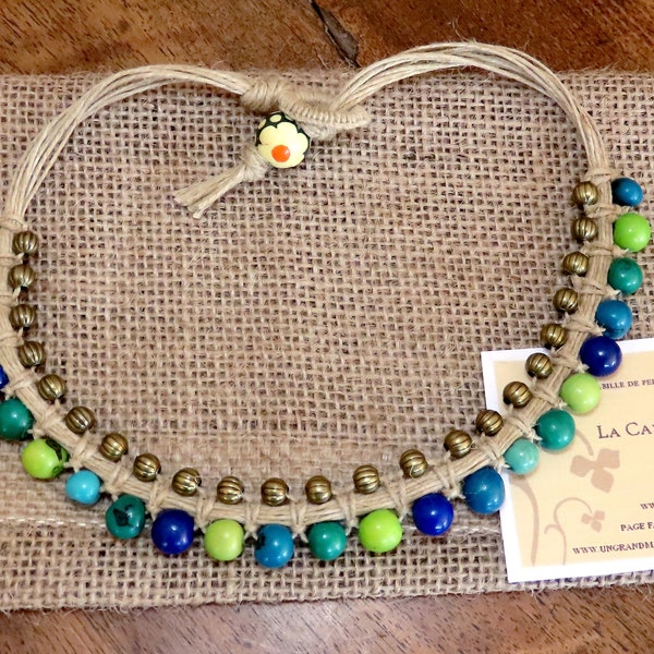 Collier court en graines d'açaï dans des tons de bleus et verts et petites perles bronze tissées dans