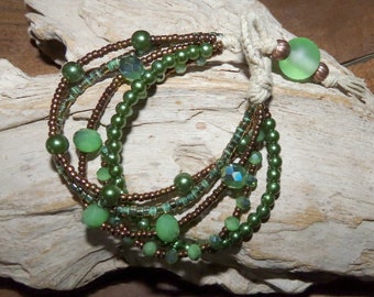 Bracelet " gypsy"  en lin et 5 rangées de rocailles, perles de verre et perles nacrées dans les tons verts