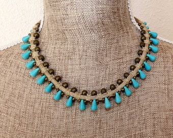 Collier court avec  gouttes en howlite turquoise et perles bronze  sur macramé de lin.