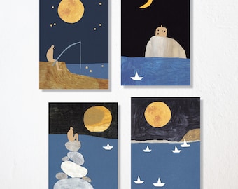 Può includere: Quattro diverse illustrazioni di un cielo notturno con una luna e stelle. La prima immagine mostra una persona che pesca su una barca con una luna crescente nel cielo. La seconda immagine mostra una piccola casa su una scogliera con una luna crescente nel cielo. La terza immagine mostra una persona seduta su una pila di rocce con una luna piena nel cielo. La quarta immagine mostra una luna piena nel cielo con barche di carta che galleggiano sull'acqua.