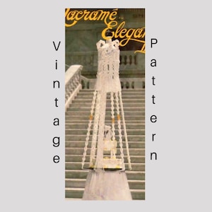 Könnte beinhalten: Vintage-Macrame-Muster für einen hängenden Pflanzenhalter. Das Muster heißt "Elegance" und ist auf einem weißen Hintergrund mit einer Treppe im Hintergrund abgebildet.