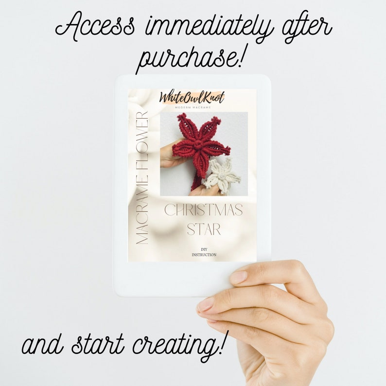 Puede incluir: Una descarga digital para un patr&oacute;n de estrella de Navidad de macram&eacute; de bricolaje. El patr&oacute;n se llama "Macrame Flower Christmas Star" y es de White Owl Knot Modern Macrame. La imagen muestra una estrella de macram&eacute; roja y blanca.