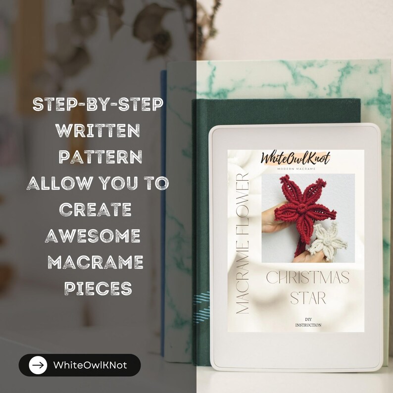 Puede incluir: Una descarga digital para un patr&oacute;n de estrella de Navidad de macram&eacute;. El patr&oacute;n incluye instrucciones paso a paso y una foto del producto terminado, una estrella de macram&eacute; roja y blanca.