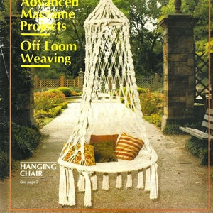 Puede incluir: Una silla colgante de macramé blanca con flecos, cojines y el texto "HANGING CHAIR See page 3" en una portada de libro.