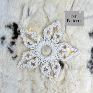 Patrón de adorno navideño de macramé: diseño de copo de nieve para decoración navideña hecha a mano, adornos para árboles y regalos únicos.