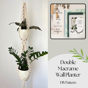 Peut inclure: Un modèle de bricolage pour une jardinière murale en macramé double. Le modèle comprend des instructions détaillées et est disponible en téléchargement PDF. L'image montre une jardinière en macramé finie avec deux pots suspendus, chacun contenant une plante verte.