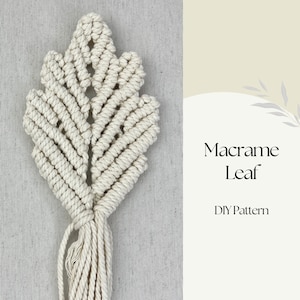 Può includere: Un motivo a foglia di macramè bianco, con un lungo fiocco che pende dal fondo. La foglia è realizzata con un semplice motivo a nodo ed è un ottimo progetto fai-da-te.