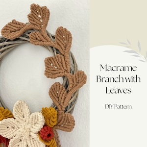 Peut inclure: Une couronne en macramé avec des feuilles brunes et une fleur en fil beige, jaune et rouge. Le texte "Macrame Branch with Leaves DIY Pattern" est sur le côté droit de l'image.