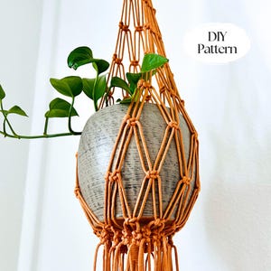 Patrón DIY para colgar plantas en macramé: decoración ecléctica perfecta para amantes de las plantas. Patrón único para maceteros: regalo ideal para amantes de la naturaleza.