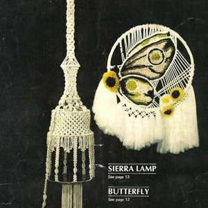 Puede incluir: Dos tapices de macramé de pared, uno con un diseño de mariposa y el otro una lámpara. El diseño de la mariposa es blanco con acentos amarillos y la lámpara es blanca con flecos.