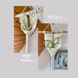 Può includere: Un set di due portavasi in macramè, ognuno con un cordoncino bianco e un accento verde. I portavasi sono a forma di V e sono appesi a un bastone di legno. Il testo "SET of 2" e "PDF Pattern" è visibile nell'immagine.