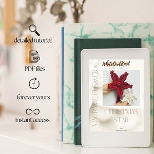 Puede incluir: Una descarga digital para un patr&oacute;n de estrella de Navidad de macram&eacute;. El patr&oacute;n se llama "Macrame Flower Christmas Star" y es de White Owl Knot. El patr&oacute;n presenta una estrella de macram&eacute; roja y blanca.