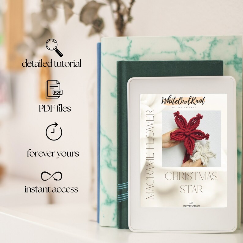 Puede incluir: Una descarga digital para un patr&oacute;n de estrella de Navidad de macram&eacute;. El patr&oacute;n se llama "Macrame Flower Christmas Star" y es de White Owl Knot. El patr&oacute;n presenta una estrella de macram&eacute; roja y blanca.