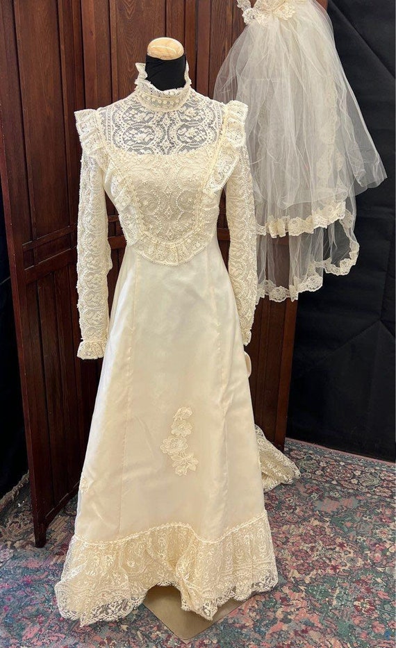 Vintage 1970s Ivory Lace Wedding Dress