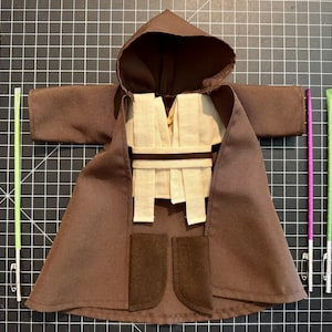 Weihnachtself Kostüm Samurai Kleidung, Puppen Outfit, Braune Robe, Schwert, Stiefel, Weihnachtself, Kimono Hemd, Obi Gürtel, Blau, Grün, Regal