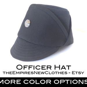 Könnte beinhalten: Ein schwarzer Offiziershut mit einem silbernen Knopf auf der Vorderseite. Der Hut hat eine breite Krempe und eine spitze Krone. Der Text "OFFICER HAT" ist in Weiß auf schwarzem Hintergrund gedruckt. Der Text "THEEMPIRESNEWCLOTHES - ETSY" ist in Weiß auf schwarzem Hintergrund gedruckt. Der Text "MORE COLOR OPTIONS" ist in Weiß auf schwarzem Hintergrund gedruckt.