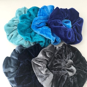 Blue Velvet Scrunchie: Haargummi aus weichem Velour