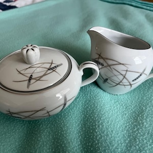 VINTAGe CREAMER and SUGAR SAJI FiNe CHiNA Rhapsody Pattern DeAD MiNT mid century 1950s very subtle and CoOl!!! Great for Holiday Table!!