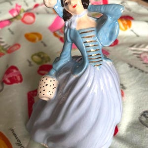VINTAGE 1940s PORCELAIN FIGURINe SoUTHERN BeLLE STATUe PeRFECT MINt CONDITIoN Signed C Dalena 7 1/2” ;) ;) super cute!!!!! SCARTLETt OHaRA