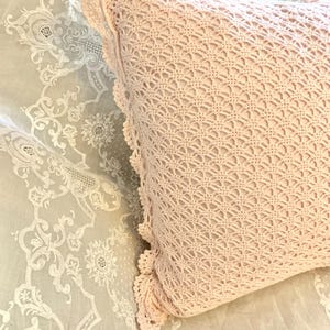 discontinued simply shabby chic by Rachel Ashwel crochet decorative pillow 18” x 18 pink