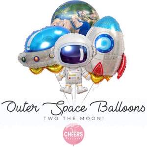 Puede incluir: Un conjunto de cinco globos de aluminio con temática espacial. Los globos incluyen un cohete, una nave espacial, un astronauta y un globo terráqueo. Los globos son plateados, azules, rojos y amarillos. El texto "Outer Space Balloons" y "Two the Moon!" está impreso en la imagen. El logotipo de Cheers Balloons también es visible.