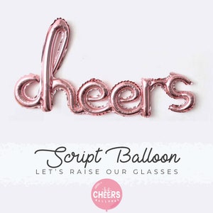 Puede incluir: Globo de helio de script de lámina de oro rosa que deletrea "cheers" con el texto "Script Balloon Let's Raise Our Glasses" y un logotipo para Cheers Balloons.