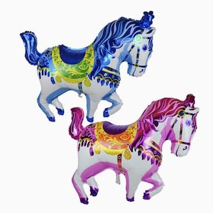 Puede incluir: Dos decoraciones de globos de caballo inflables. Una es azul y blanca con detalles dorados, la otra es rosa y blanca con detalles dorados.