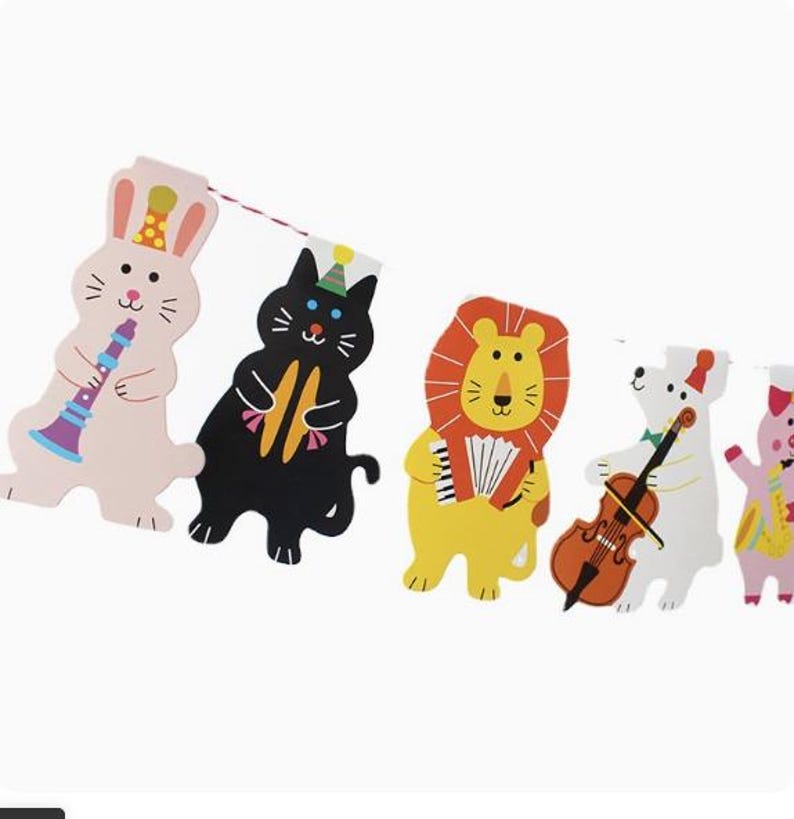 以下が含まれることがあります： 音楽の楽器を演奏する動物のキャラクターが5人いるカラフルなガーランド。ピンクのウサギはトランペットを演奏し、黒い猫はシロフォンを演奏し、黄色のライオンはアコーディオンを演奏し、白いクマはチェロを演奏し、ピンクのブタはサックスを演奏しています。