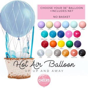 Puede incluir: Un globo aerostático de 91 cm con una red y una cesta. El globo es azul y blanco. La cesta es marrón y blanca. El globo está rodeado de una variedad de globos de colores. El texto "Hot Air Balloon Up Up And Away" está escrito debajo del globo. El texto "Cheers Balloons" está escrito debajo del texto.