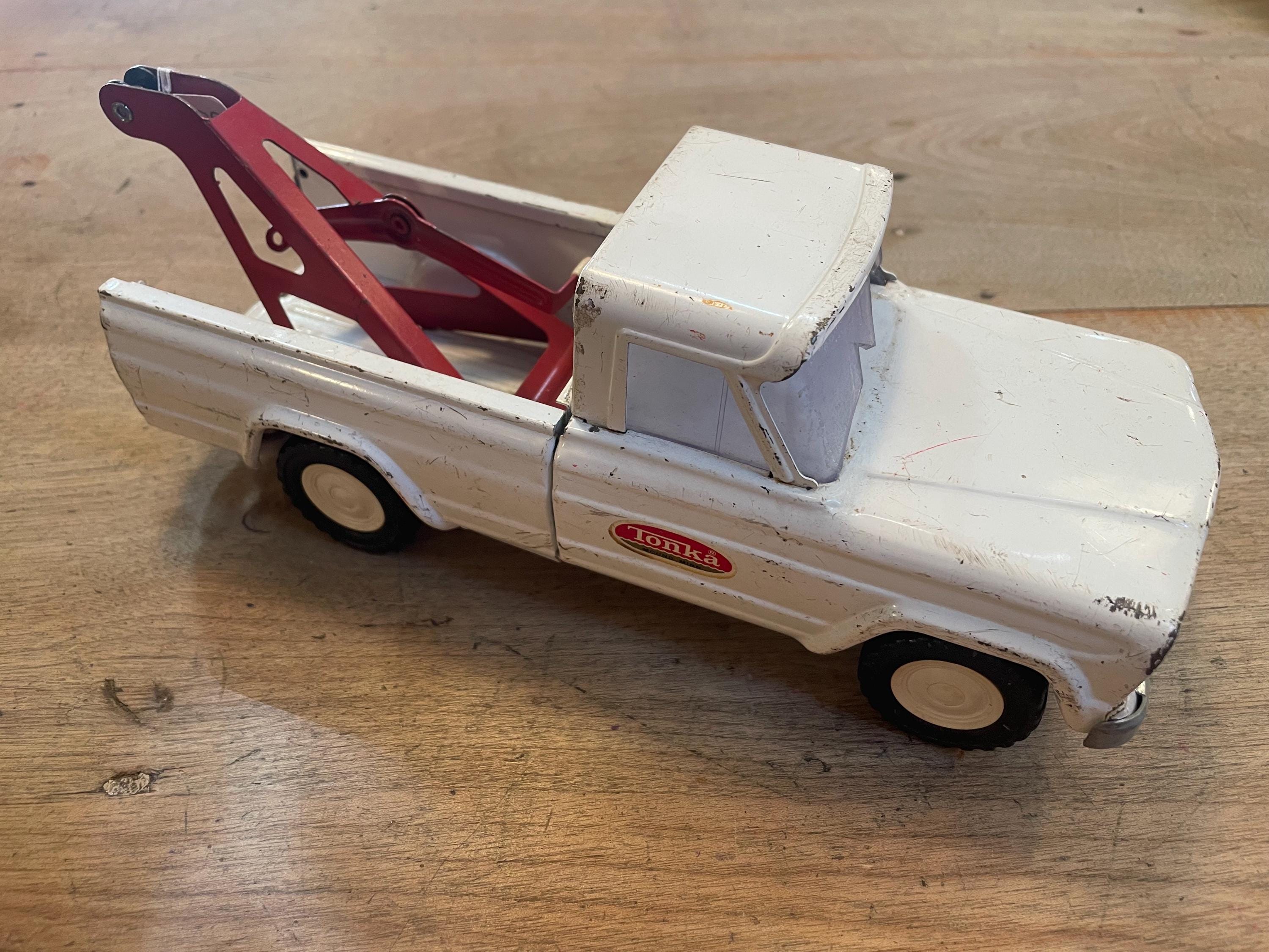 Vintage 1960s Tonka Wrecker Truck – Metal Tow Truck, Red & White