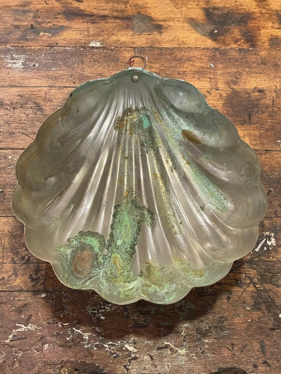 Authentic Vintage 1950's Clam Shell Image Shaped Tin Lined