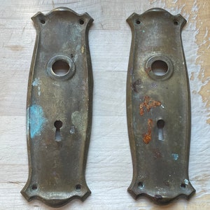 Authentic Pair/Set Vintage Early 1900's Art Nouveau Style Pressed Brass Door Knob Backplate With Key Hole - Original Brass Patina