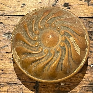 Authentic Vintage Late 1800's - Early 1900's Swirling Sunflower/Daisy Pattern Brass Door Knobs From Demolition of Chicago Hyde Park Mansion