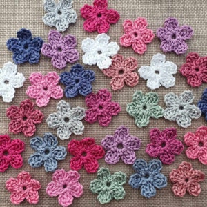 8 mini crochet flowers 2.5 cm in desired colors, small flowers, crochet applique flowers plain