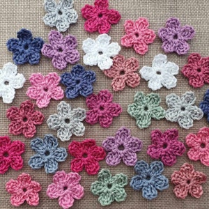 8 mini gehaakte bloemen 2,5 cm in gewenste kleuren, kleine bloemen, gehaakte applicatiebloemen effen