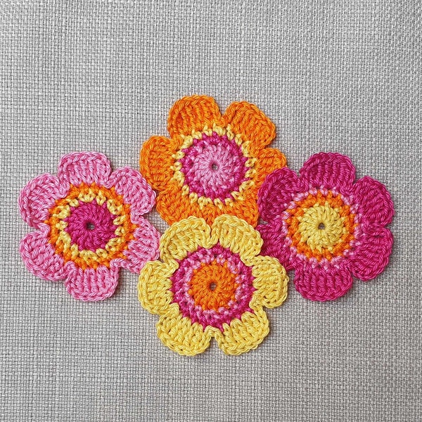 4-er Set handgefertigte Häkelblumen 6 cm in sonnigen leuchtenden Farben