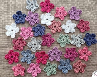 8 mini crochet flowers 2.5 cm in desired colors, small flowers, crochet applique flowers plain