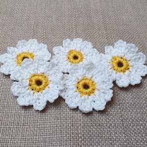 5 small daisies, crochet flowers in white yellow, crocheted flowers margherites