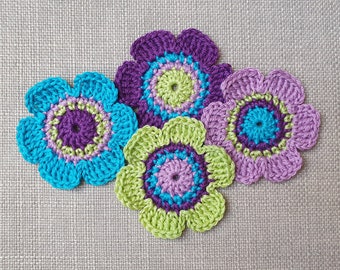 Bunte Häkelblumen im 4er-Set - 6 cm groß - Blumen Applikationen in lila türkis