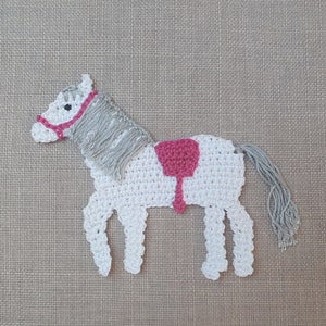 weisses Pferd Applikation zum aufnähen, Pony für die Schultüte, Sattel in Wunschfarbe, Häkelapplikation Bild 1