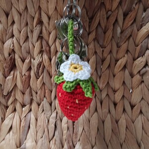 Süßer gehäkelter Erdbeer-Schlüsselanhänger mit Häkelblume Handgefertigte Erdbeere als Anhänger für Schlüsselbund oder Tasche Bild 2