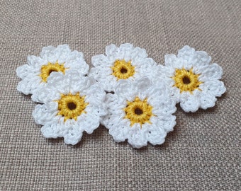 5 small daisies, crochet flowers in white yellow, crocheted flowers margherites