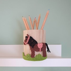 Holz Stiftebecher mit braunem Pferd