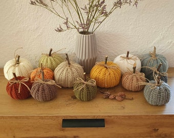 Hand-crocheted pumpkin with wooden handle – autumn decoration in beautiful autumn colors, nature-inspired home decoration, perfect as a table decoration or gift