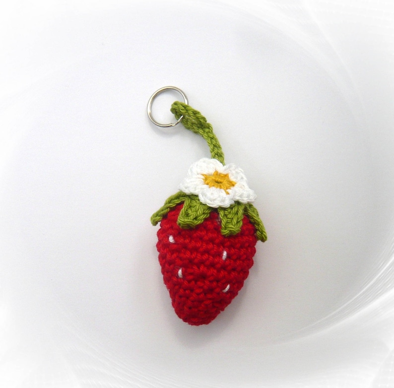 Süßer gehäkelter Erdbeer-Schlüsselanhänger mit Häkelblume Handgefertigte Erdbeere als Anhänger für Schlüsselbund oder Tasche Bild 3