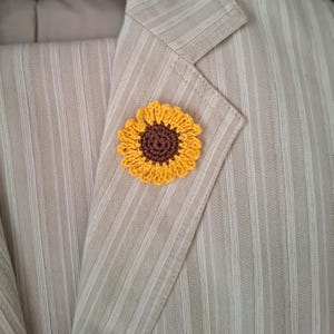 Gehaakte zonnebloem broche – Handgemaakte bloemenspeld als cadeau met gepersonaliseerde wenskaart, bloemenspeld