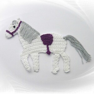 weisses Pferd Applikation zum aufnähen, Pony für die Schultüte, Sattel in Wunschfarbe, Häkelapplikation Bild 7