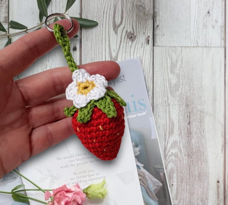 Süßer gehäkelter Erdbeer-Schlüsselanhänger mit Häkelblume Handgefertigte Erdbeere als Anhänger für Schlüsselbund oder Tasche Bild 1
